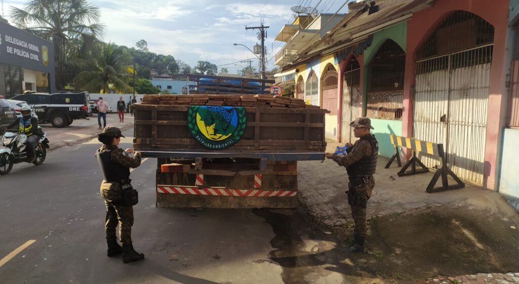 Polícia Militar prende homem que transportava mais de 8.5m³ de madeira ilegal