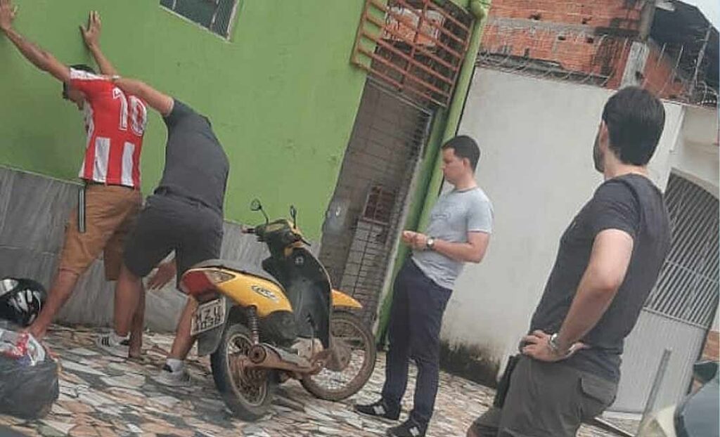 Homem é preso em flagrante por delegados de folga após agredir esposa em via pública em Feijó