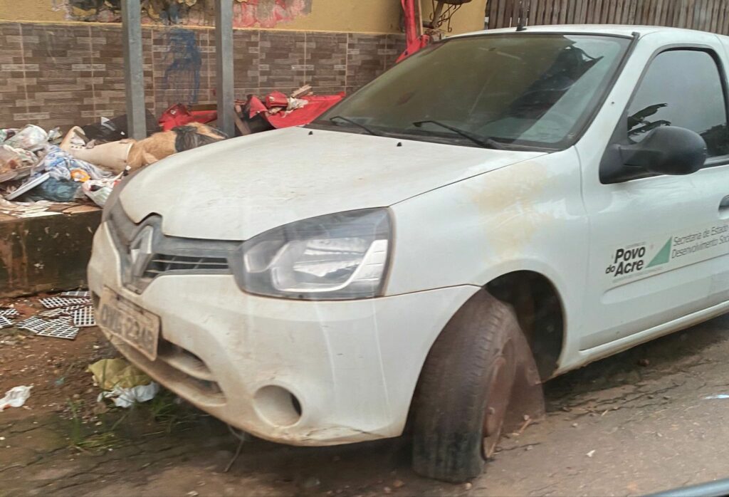 Moradores reclamam de veículo do governo abandonado em via pública da capital