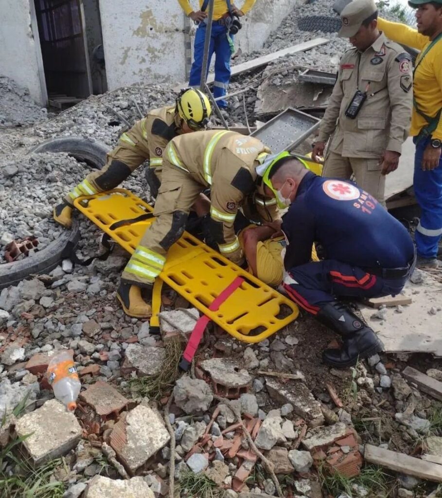Servidores caem de altura de 6 metros enquanto faziam demolição de reservatório que ameaçava cair em escola no AC