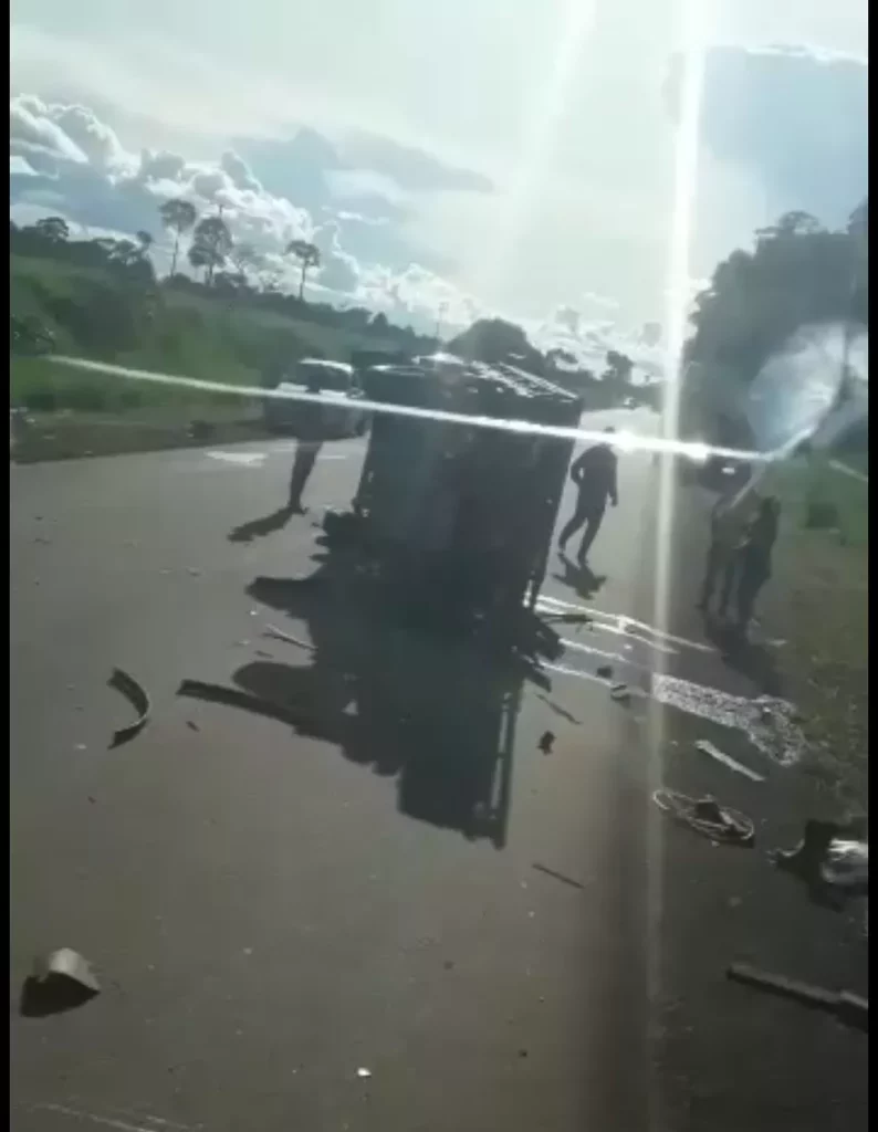 Colisão entre táxi e caminhonete mata um e deixa seis feridos em rodovia do Acre