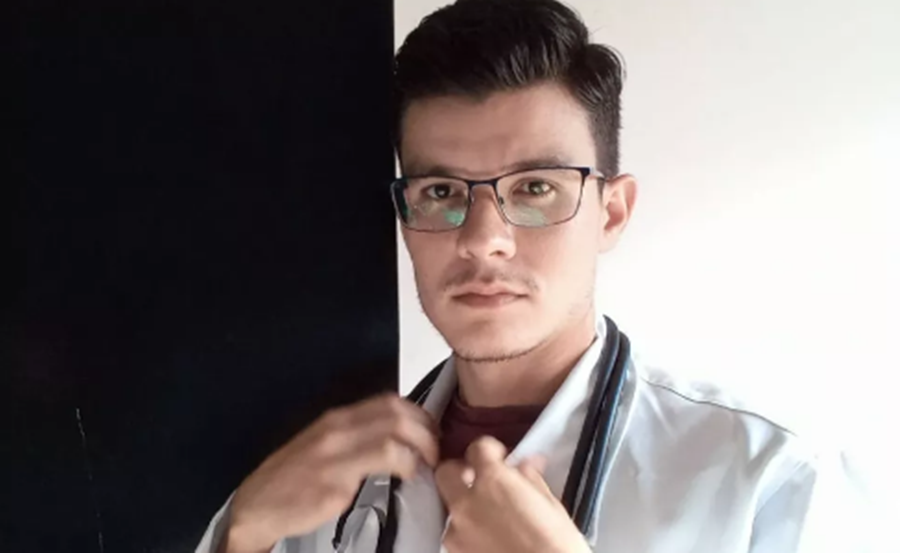 Filho de faxineira aprovado em medicina que emocionou ao fazer surpresa para mãe inicia curso na Ufac: ‘Vivendo um sonho’