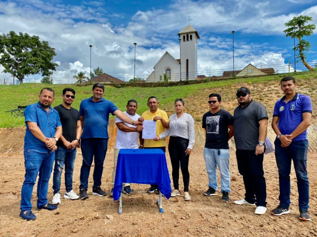 Prefeito assina ordens de serviços para pavimentar rua e construir academia em praça de Porto Walter