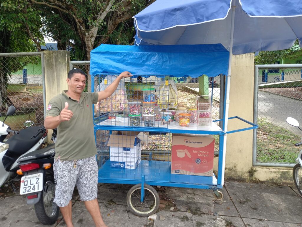 Vendedores ambulantes aproveitam à volta as aulas em busca de uma fonte de renda nas portas das escolas