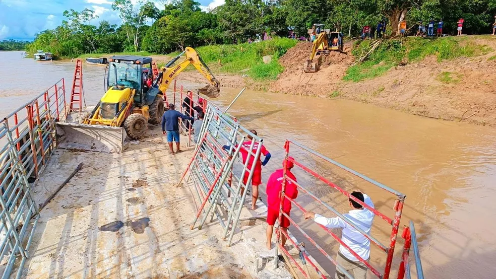 Prefeitura segue tentando resgatar máquina pesada de mais de R$ 500 mil que caiu em rio no Acre