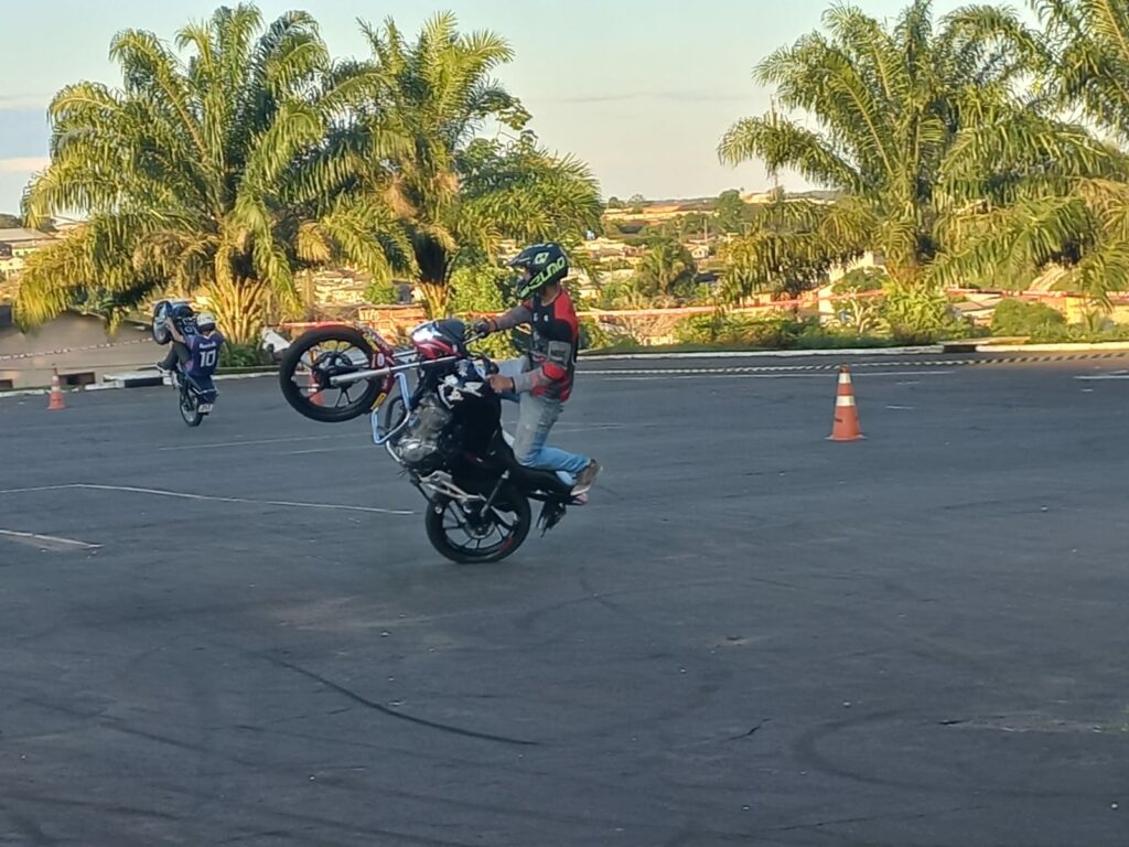 Willeng Fogueteiros: grupo de motoqueiros realiza treinamento de manobras radicais sob duas rodas, em Cruzeiro do Sul