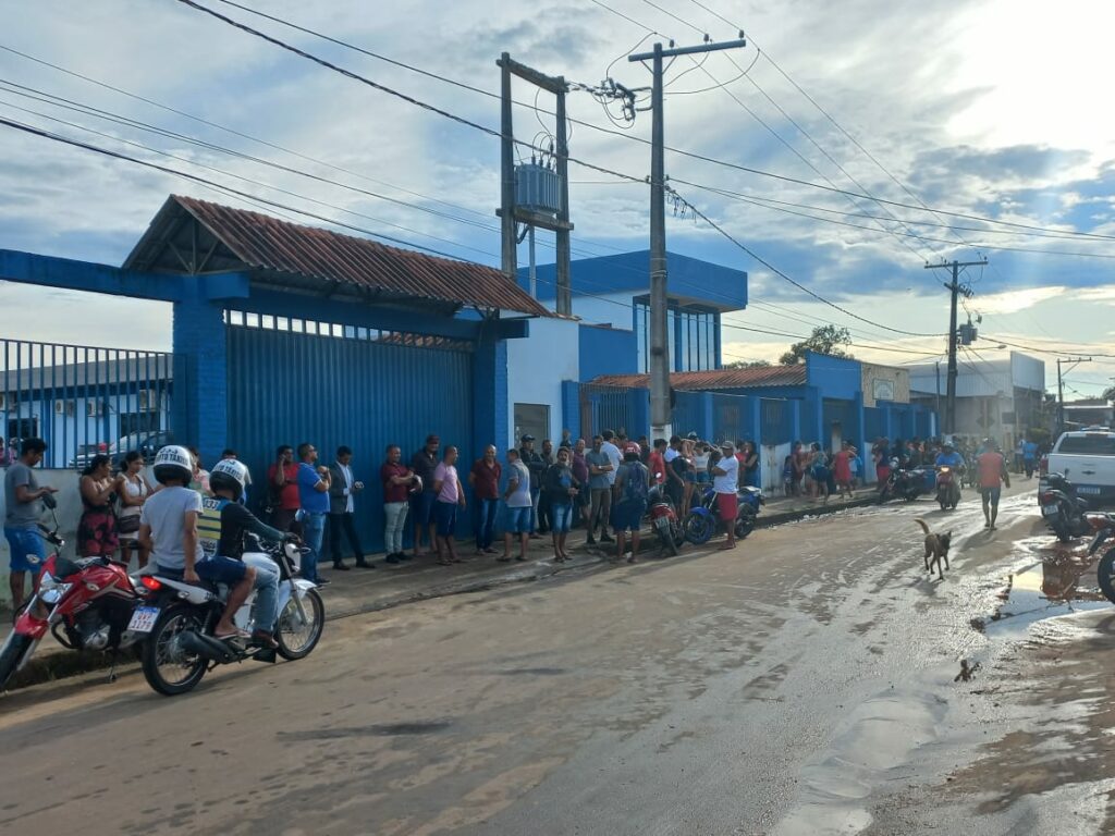 Moradores do Miritizal bloqueiam portões da Prefeitura e secretário responde: “Estamos abertos ao diálogo, mas dessa forma radical não atendemos ninguém”