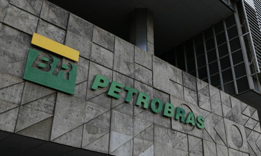 Atual política de preços da Petrobras permite congelamento até a eleição
