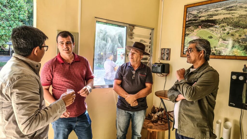 Edvaldo, Jonas e Jenilson visitam Granja Carijó e destacam importância de políticas voltadas para o apoio à geração de empregos
