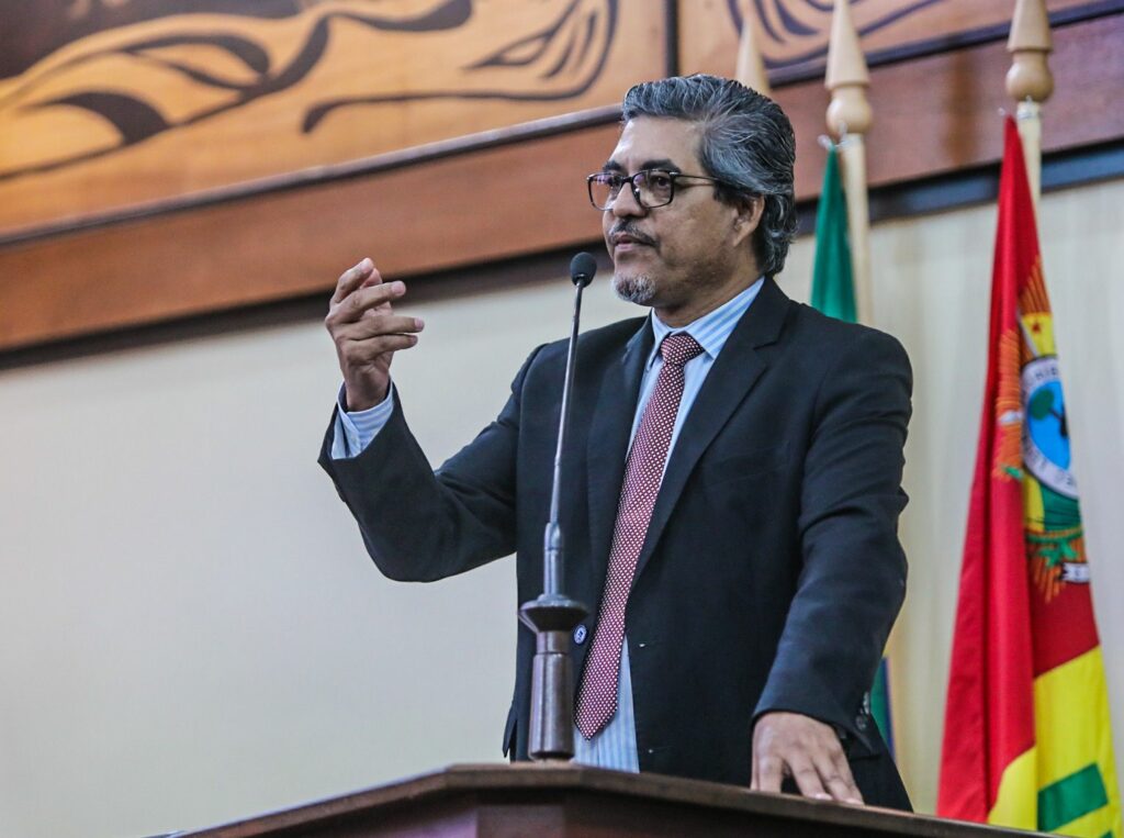 Edvaldo inclui trabalhadores do Depasa e Saneacre em PEC que garante indenização em caso de demissão sem pagamento de verbas rescisórias