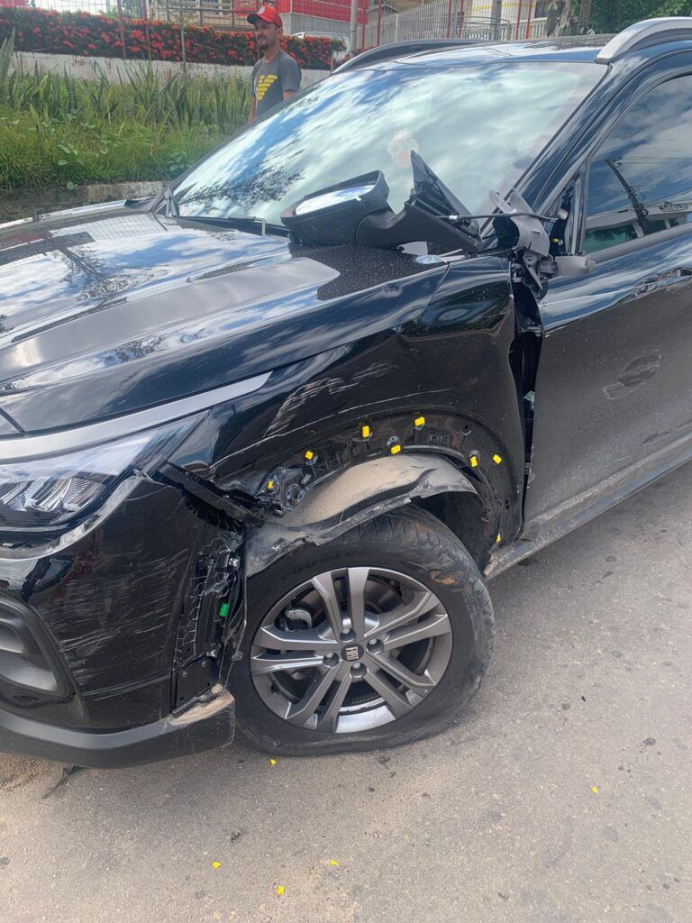 Caminhão bate em carro estacionado e foge do local em Cruzeiro do Sul