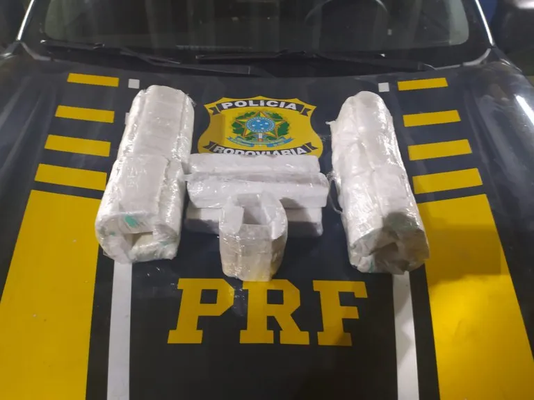 Estrangeira é presa pela PRF levando cocaína do Acre ao Ceará