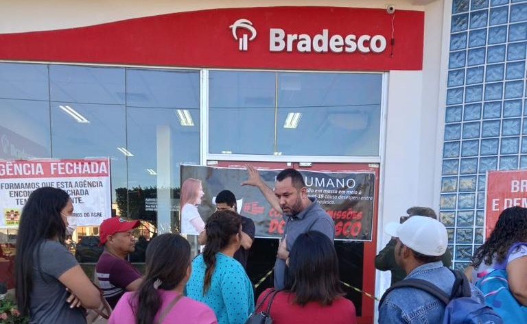 Sindicato dos Bancários do Acre realiza manifestação em frente a agência do Bradesco em Cruzeiro do Sul