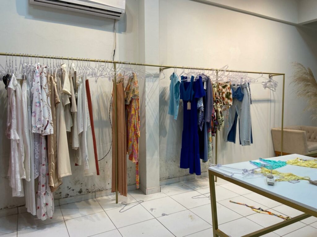 Em Cruzeiro do Sul, criminosos invadem loja e levam R$ 20 mil em roupas