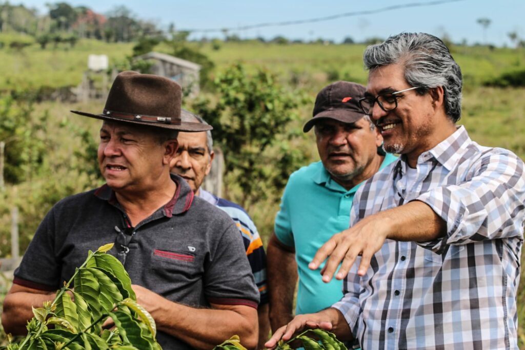 Edvaldo Magalhães e Jonas Lima visitam produtores de café do Projeto Tocantins e reforçam apoio à cultura