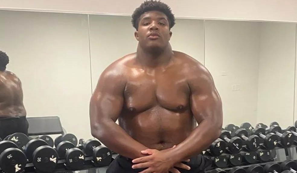 Adolescente de 133 kg chama atenção no futebol americano nos EUA