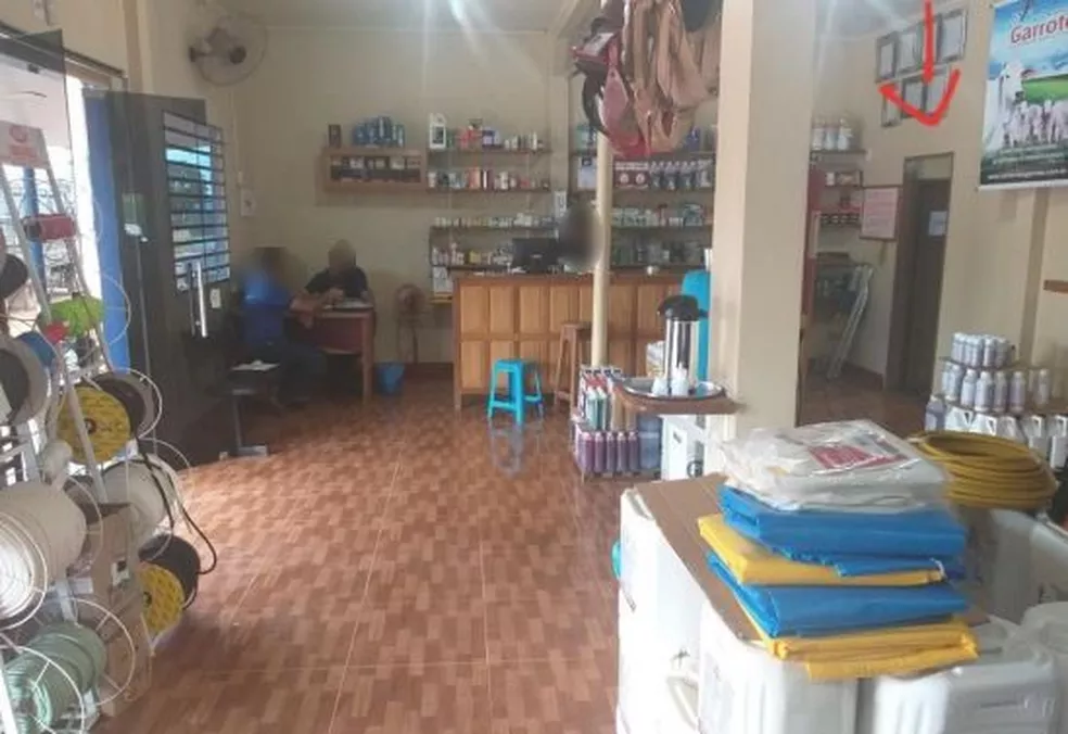 Mãe que foi obrigada a retirar fralda suja da filha de dentro de lixeira de loja é indenizada no Acre