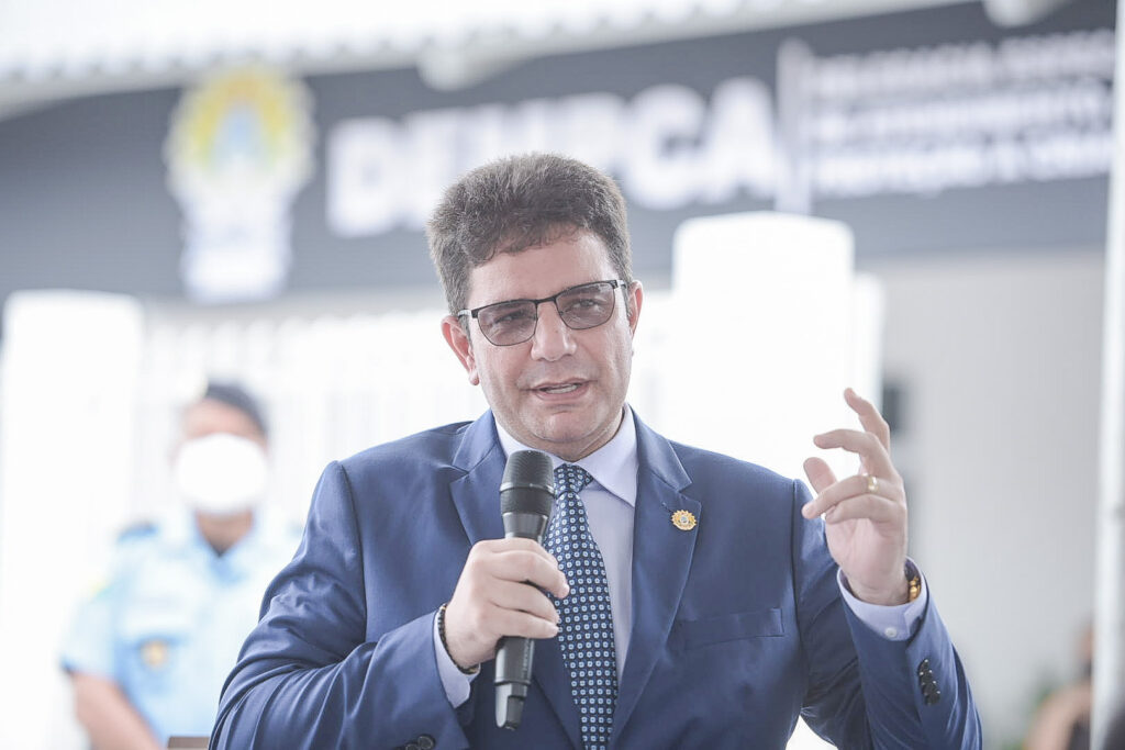 Gladson exonera 12 e nomeia outros 8 para cargos em comissão do seu Governo