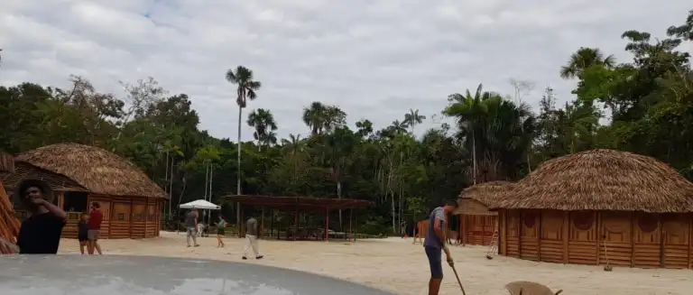 Montagem da cidade cenográfica para gravação da série de Xuxa é finalizada em Cruzeiro do Sul