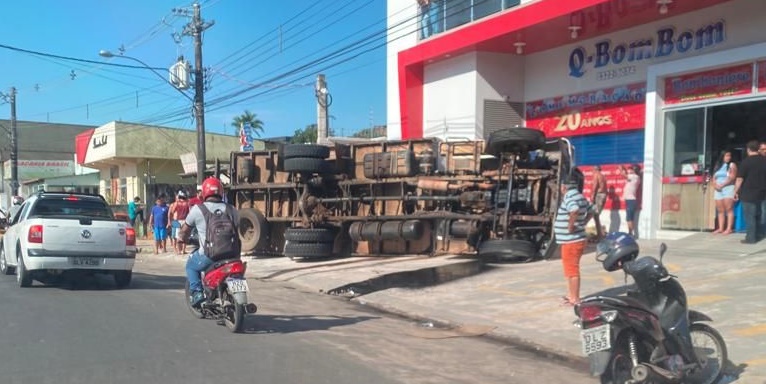 Caminhão perde o freio e tomba ao tentar descer ladeira em Cruzeiro do Sul; assista