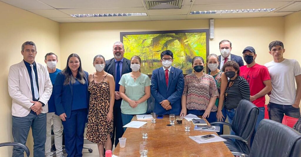 Deputados recebem biomédicos e profissionais de saúde coletiva para tratar da falta de vagas no concurso da Saúde