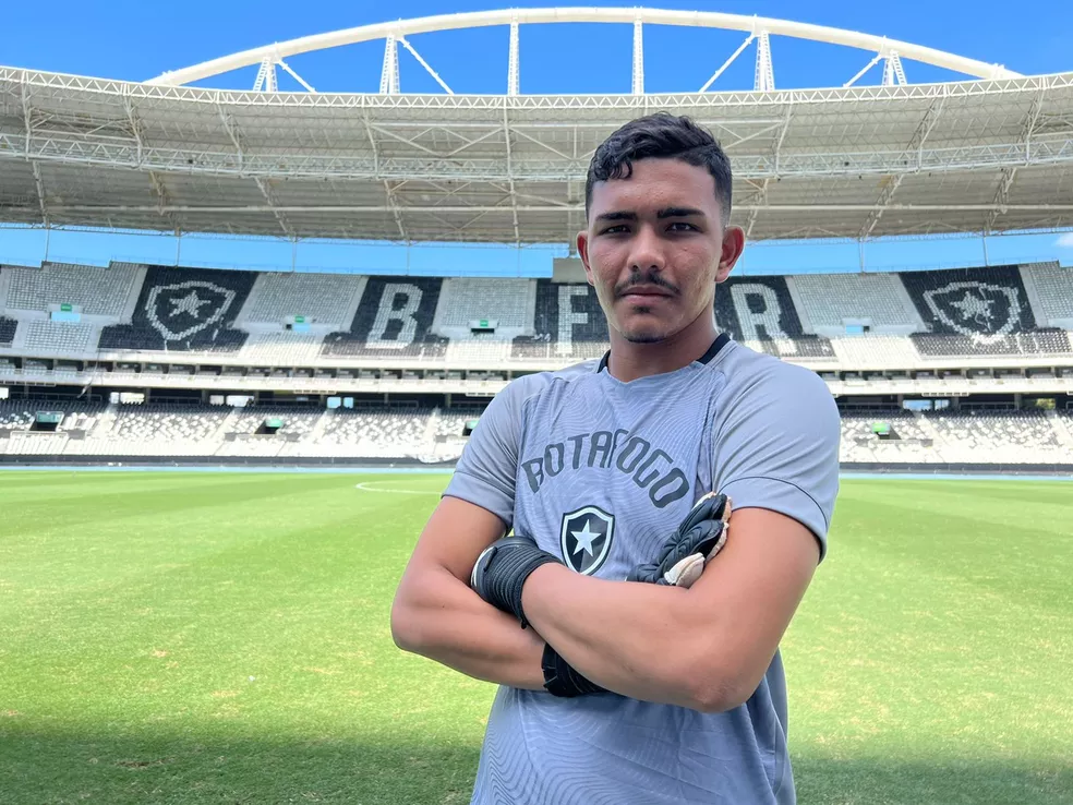 Tomate, da base do Botafogo, passará por cirurgia no joelho esquerdo