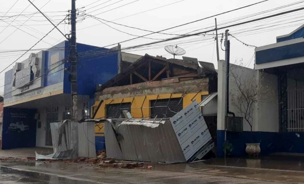 Quase 30 ocorrências foram registradas em mais de 10 bairros de Rio Branco durante temporal