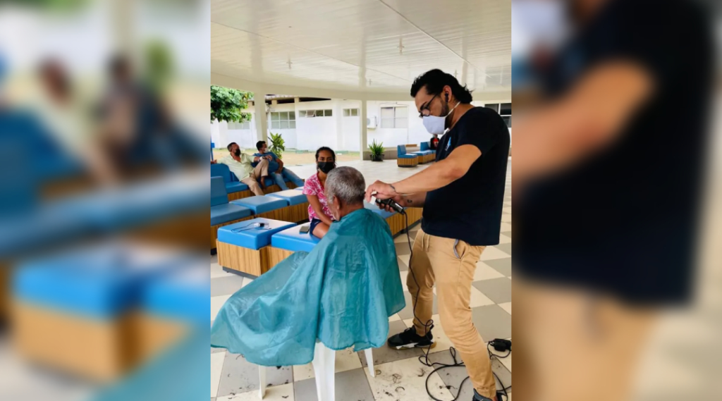Conheça o cabelereiro acreano que faz cortes gratuitos em abrigos e hospitais: “Por amor”