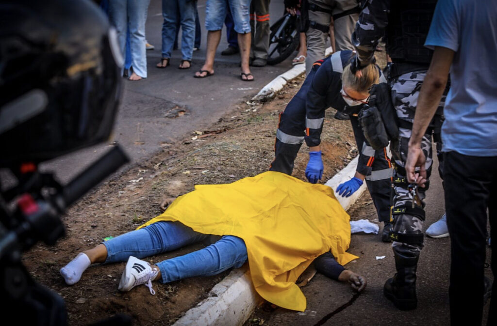 Mulher cai de caminhonete e morre durante carreata política