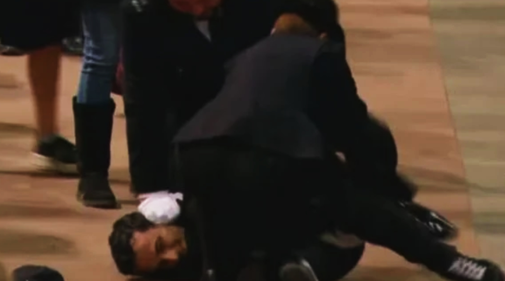 Homem é preso ao tocar no caixão da rainha Elizabeth II