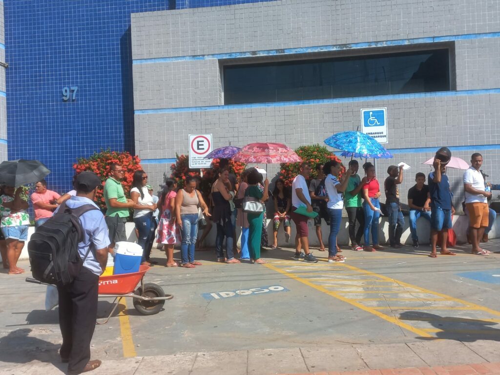 Clientes reclamam de espera no atendimento das agências bancárias de Cruzeiro do Sul