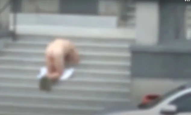 Acreano? Homem se ajoelha pelado na escadaria de Santuário em SC