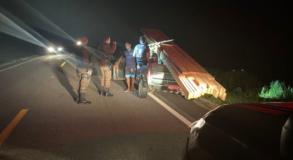 Polícia Militar apreende madeira ilegal durante patrulhamento próximo ao rio Croa
