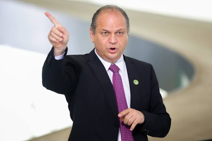 Líder do governo Bolsonaro quer 10 anos de cadeia para quem divulgar pesquisa eleitoral com erro