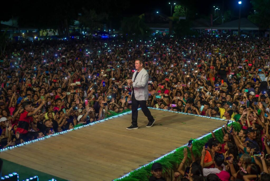 Amado Batista reúne milhares de pessoas na última noite do 9° Festival do Abacaxi em Tarauacá