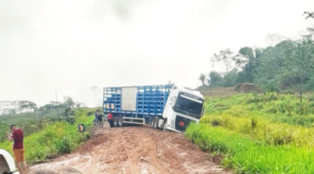 Caminhão com carga de gás de cozinha causa bloqueio de 12 horas na BR-364