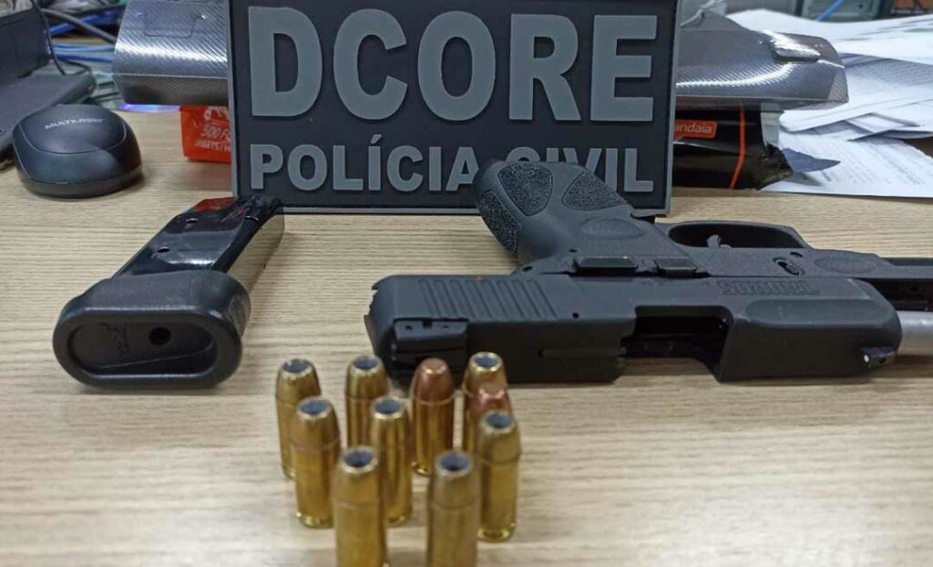 Homem é preso em flagrante após tentar intimidar equipe de policiais civis com pistola