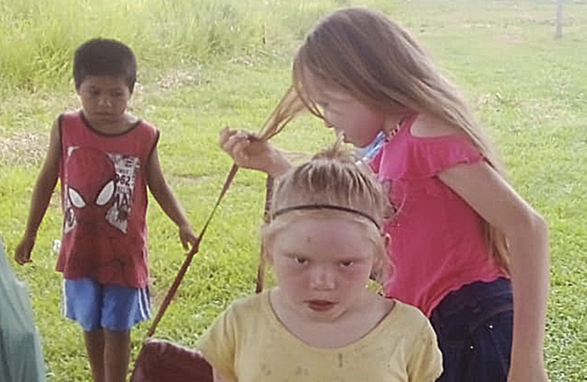 Crianças indígenas albinas chamam atenção em aldeia no Acre; fenômeno é raro