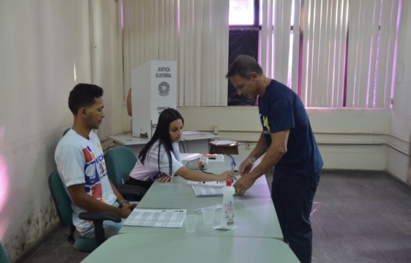 Marcio Bittar vota no começo da manhã e diz estar pronto para resultado da eleição