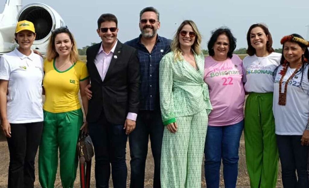 Michelle Bolsonaro chega ao Acre e é recepcionada no aeroporto por Gladson e Alan Rick