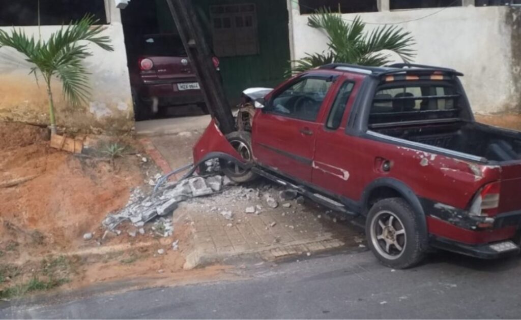 Ladrão alcoolizado rouba veículo e bate em poste em Cruzeiro do Sul