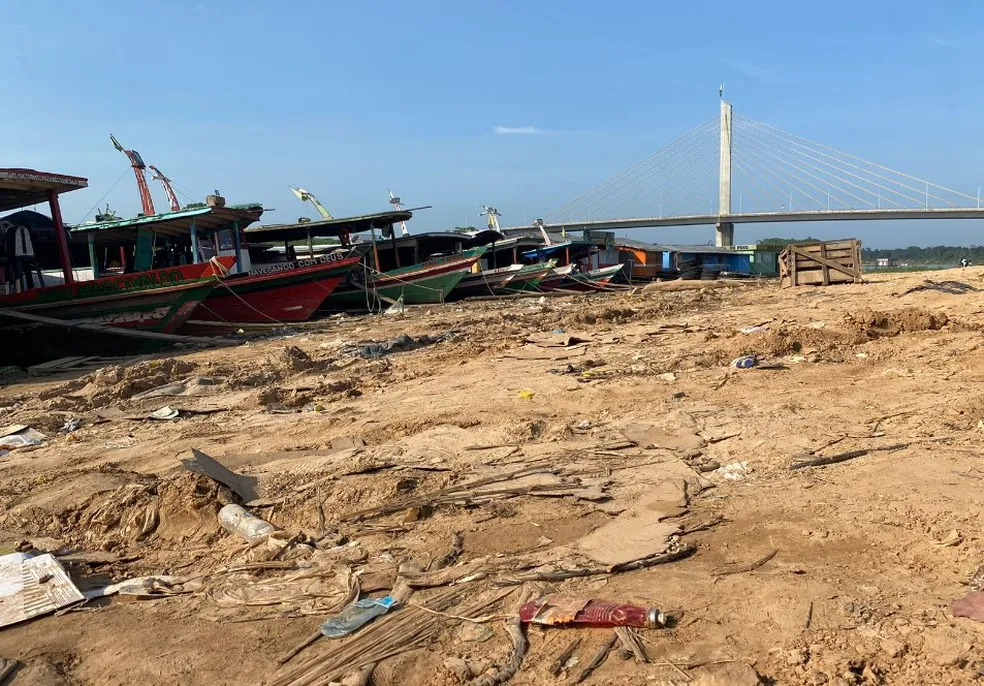 Em Cruzeiro do Sul, seca severa revela lixo acumulado às margens do Rio Juruá