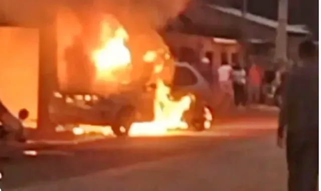 Carro explode após bater em poste em Rio Branco; mulheres e criança conseguem se salvar