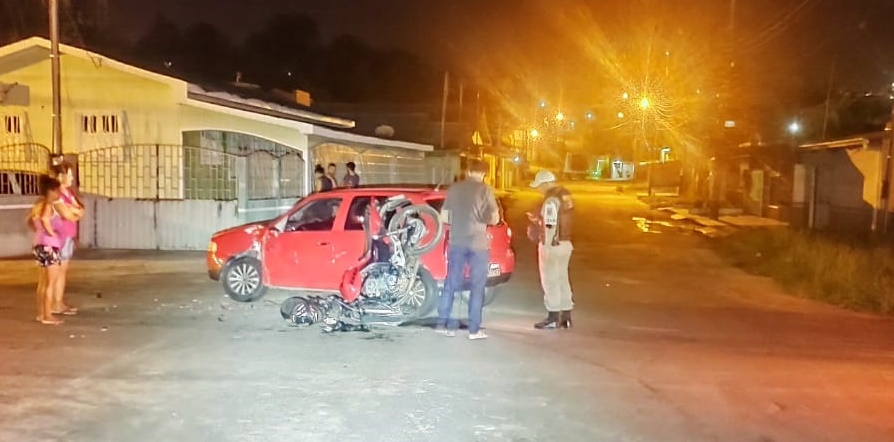 Motociclista embriagado avança placa e colide com automóvel em Cruzeiro do Sul