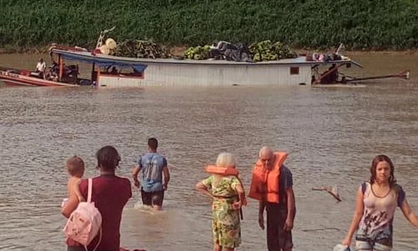 Batelão colide em tronco e afunda no Rio Juruá entre Porto Walter e Cruzeiro do Sul