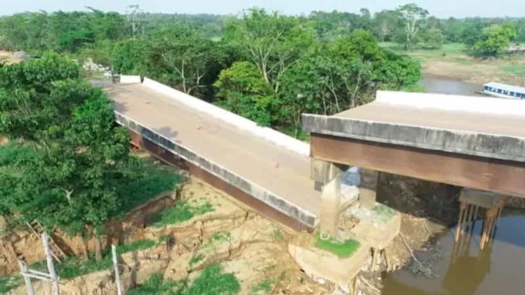 Ponte com 174 metros desaba sobre rio no Amazonas; a segunda em 10 dias