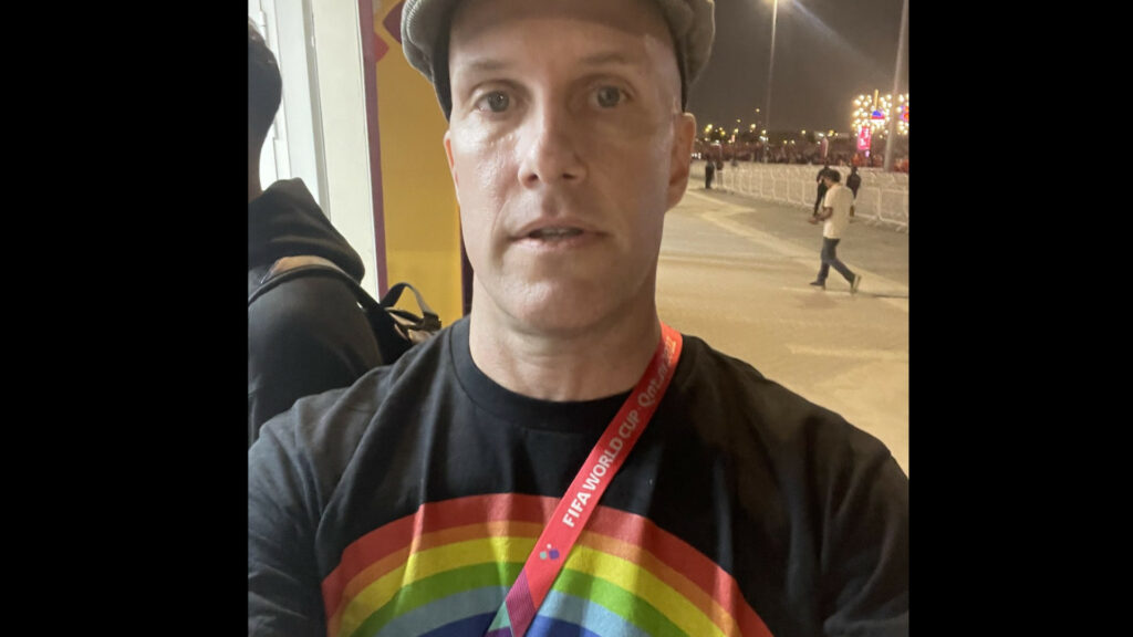 Jornalista é detido no Qatar por usar camiseta com arco-íris