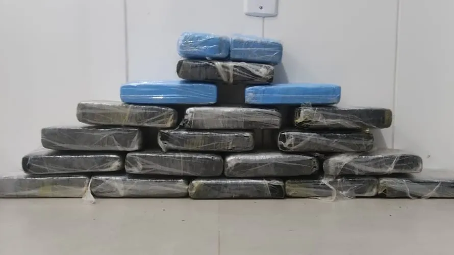 Dupla com 20kg de maconha tenta fugir, bate em moto da PM e acaba presa no interior do Acre