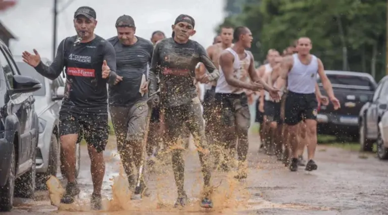 Atleta acreano que sofreu AVC e anda de muletas já recebeu quase 400 medalhas em corridas