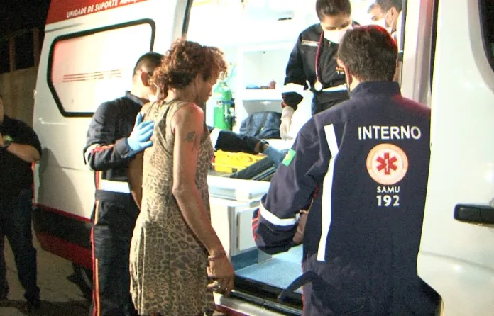 Travesti é esfaqueada enquanto caminhava com marido em via pública no AC